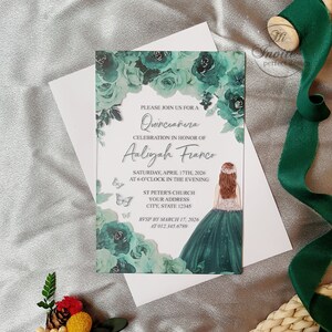 Convite acrílico elegante verde doce 15 para meninas, convite verde princesa floral Quinceañera, cartão Mis Quince Anos {visualização gratuita disponível}