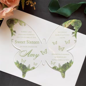 Fancy lichtgroen meisje 16 jaar vlinder verjaardagsuitnodiging, personaliseer uitnodiging voor Mis XV Anos {gratis voorbeeld beschikbaar}
