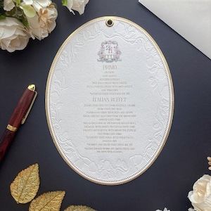 Wytłoczona owalna karta menu weselnego, złote obramowanie z monogramem, eleganckie menu na kolację, szablon menu na bufet weselny do druku