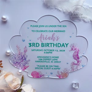 Faire-part de voyageur en coquillages pour l'anniversaire d'une petite fille, personnalisez une invitation du monde sous-marin avec un joli hippocampe et une enveloppe {prévisualisation gratuite disponible}