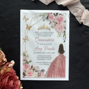 Convite acrílico com coroa de borboleta dourada e linhas geométricas Sweet 15, convite floral Quinceañera com envelope {visualização gratuita disponível}
