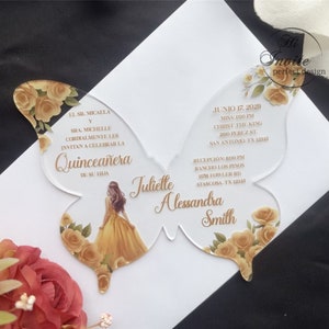 Anpassbare Gold Schmetterlings-Schnitt-Acryl Quinceamaßeinladung, Gold-Blumen gemusterte Bonbon-16-Einladung {Kostenlose Vorschau verfügbar}