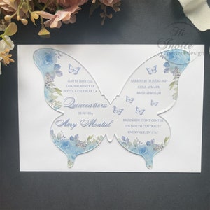 Baby Blue Quinceañera Akrylowe Zaproszenie Motylowe, Jasnoniebieskie Motylowe Zaproszenie Urodzinowe Z Kwiatem Na Quince Anos {Dostępny Bezpłatny Podgląd}