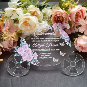 Invitación de carro de calabaza rubor en vidrio acrílico para quinceañera, invitación de Cenicienta, invitación de Bat Mitzvah con flor, mariposa y corona