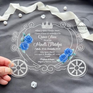 Convite de acrílico para festa de 15 anos com carruagem de abóbora azul royal e prata, convite para festa de 15 anos da Cinderela, convite elegante com rosa e coroa