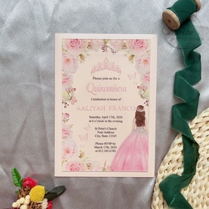 Blozen prinses met kroon Sweet 16 acryl uitnodiging, gepersonaliseerde roze bloemen acryl Quinceañera uitnodiging {gratis voorbeeld beschikbaar}