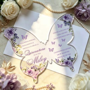 Lavendelkleurige bloemen en vlinders acryl uitnodiging voor een Quinceañera (Spaanse stijl), personaliseer je moderne violette Sweet 15 uitnodiging van acryl {Gratis voorbeeld beschikbaar}