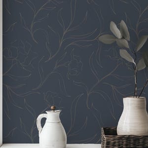 Papel tapiz floral azul oscuro con un diseño minimalista y melancólico, moderno, despegable y adhesivo, preencolado o tradicional sin encolar.