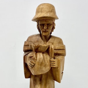 Vintage handgeschnitzte hölzerne Volkskunststatue, die barfuß alten Mann reist