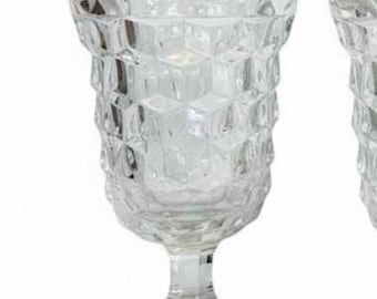 Peut inclure: Verres à pied clairs de style vintage avec un motif géométrique texturé. La verrerie présente une courte tige et un large bol arrondi. Les verres sont en verre clair et conviennent pour servir des boissons.