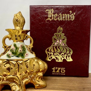 Decantador de whisky Jim Beam con diseño floral dorado y rosa de Regal Ceramics, serie ejecutiva de 175 meses, 1972, en su caja original.