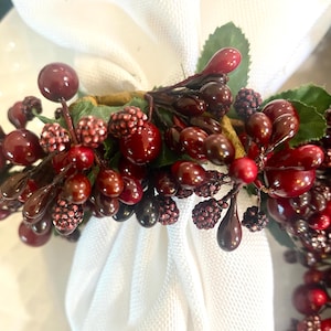 Vintage Holly Berry Serviettenringe Set von 8 Weihnachten Urlaub Tablescape Rot Grün Serviettenhalter