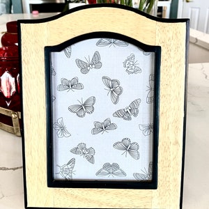 Vintage Wooden 5” x 7” Photo Frame Blonde Wood with Black Inlay Design Picture Frame for Tabletop or Wall Mount