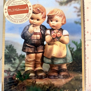 Boîte cadeau vintage recouverte de tissu Hummel avec 30 feuilles de papeterie, cartes de correspondance pliées et enveloppes assorties NEUF dans une boîte en métal scellée