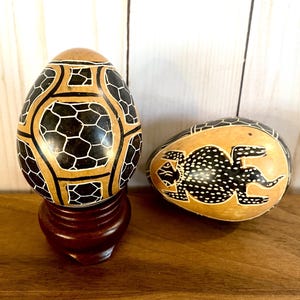 Vintage Hand geschnitzt poliert Speckstein geätzt Eier Schlange Gecko Kenia 2er-Set