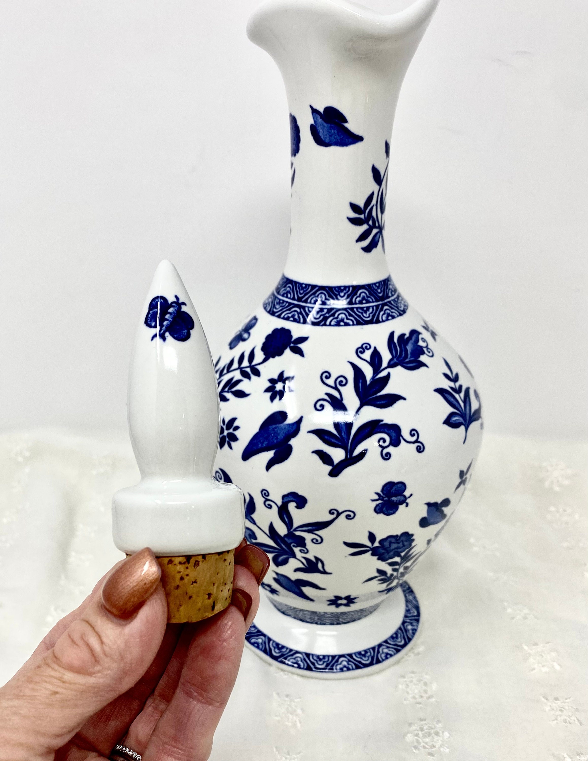 CFCL 完売　PORCELAIN POTTERY VASE Vintage Coalport Pottery Decanter: Blue White Floral Vase With