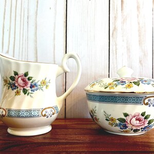 Conjunto de cremeira e açucareiro vintage Windsor Fine Bone China: floral azul, detalhes dourados
