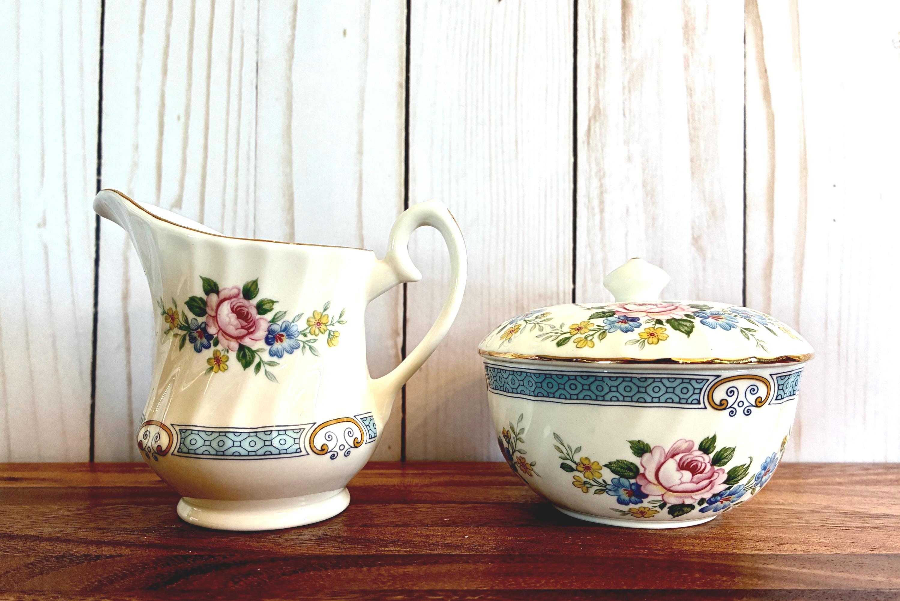 Juego de azucarero y cremera de porcelana fina Windsor vintage: flores azules y detalles dorados