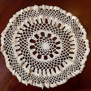 Vintage handgehaakt rond beige kant 14&quot; kleedje modern boerderijdecor