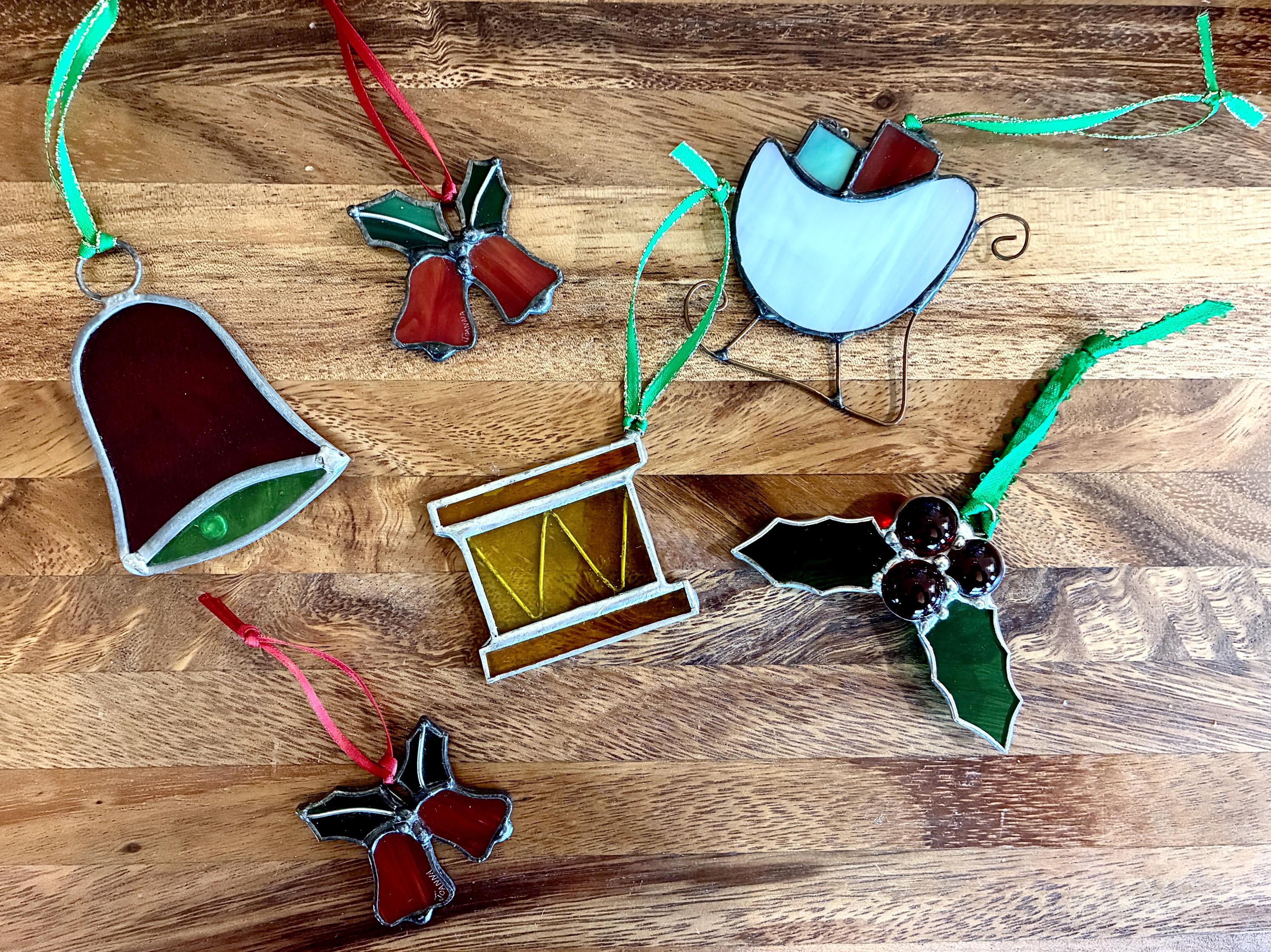 ヴィンテージステンドグラスクリスマスオーナメント：ベル、ソリ