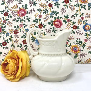 Vintage LENOX Elfenbein-Kolonial-Sammlung Kleiner Krug oder Vase für Blumen