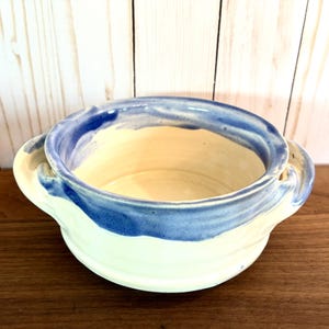 Studio Art Pottery geglazuurde kleine kom met handvat in blauw en wit, gesigneerd