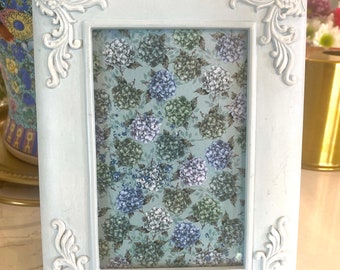 Cadre photo en céramique bleu poudré 4 x 6 coins floraux à volutes, cadre photo sur table ou mural, décor shabby chic