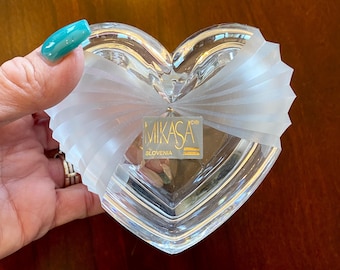 Portagioie e portaoggetti vintage in cristallo tagliato a forma di cuore con accenti smerigliati di Mikasa NUOVO