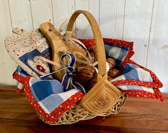 Vintage Americana Basket: Wooden Cutting Board, Handsewn Cloth Napkins, Spreaders and Hotpad
