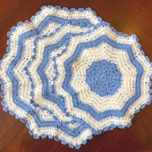 Vintage handgehaakte onderleggers: blauw-wit boerderijdecor (set van 3)