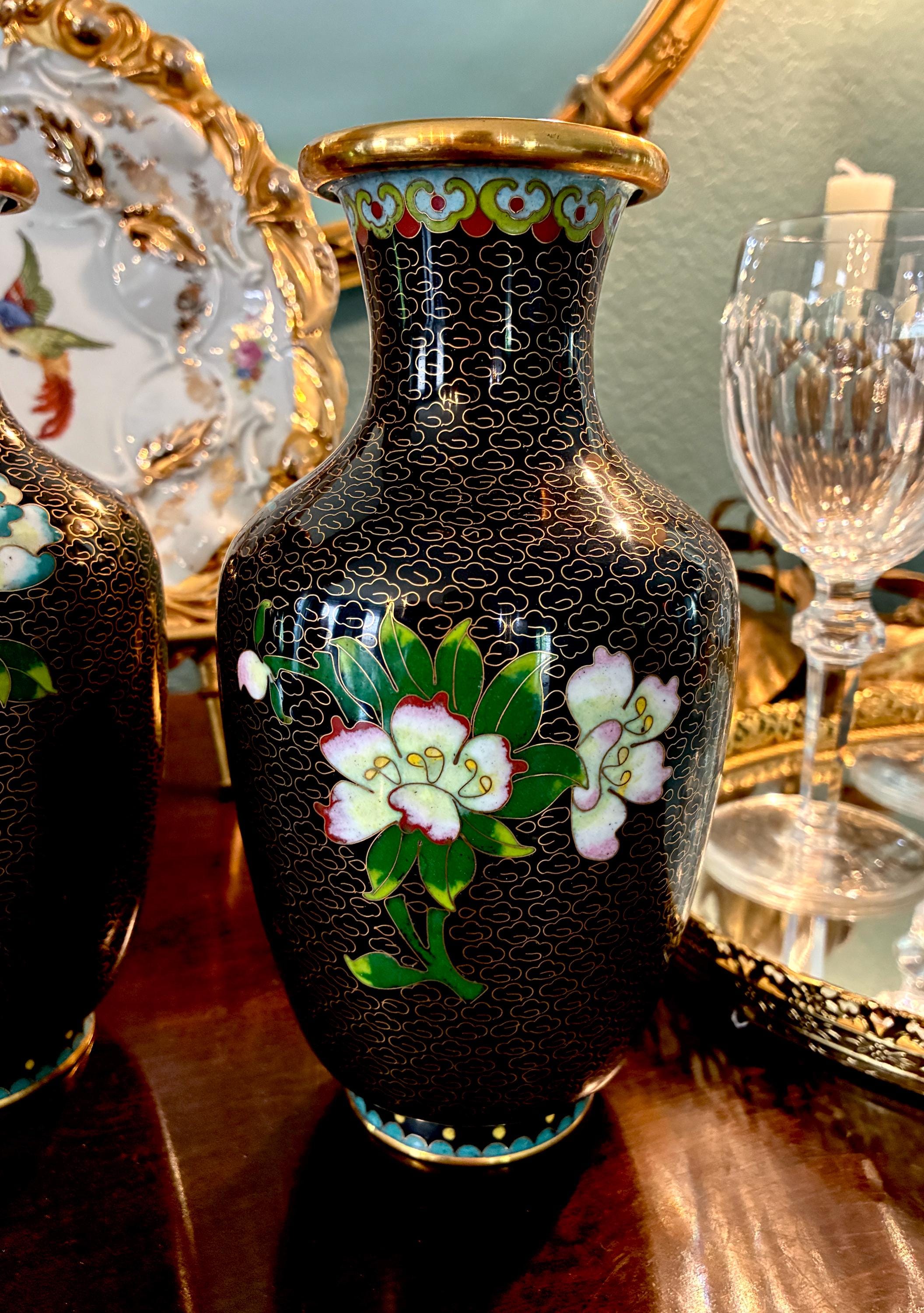 ヴィンテージ中国製七宝焼き8インチ花瓶、黒のエナメルにピンクの花