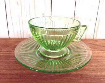 ウランガラスの皿、ソーサー、カップの大規模なコレクション