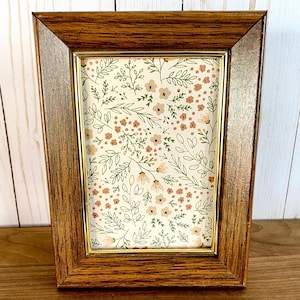 Vintage 70er Jahre heller 5 zoll x 7 zoll Bilderrahmen mit Messingeinsatz / Zierleiste Wandmontage oder Tabletop-Bilderrahmen-Galeriewand