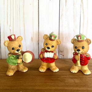 Set completo di 3 decorazioni natalizie in ceramica vintage Homco Christmas BEARS Marching Band #5553