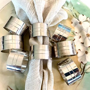 Vintage Silver Plated Round Napkin Rings with Ribbing Set of 8 Napkin Holders Silver Tablescape