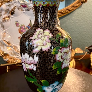 Vintage Chinese cloisonné-vaas van 20 cm met bloemen roze bloemen op zwart emaille Aziatisch decor
