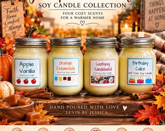 Puede incluir: Cuatro velas de soja en frascos de vidrio con la etiqueta Pumpkin Caramel Soy Candle Collection. Las etiquetas incluyen los textos Apple Vanilla, Orange Creamsicle, Soothing Sandalwood y Birthday Cake. Cada frasco contiene cera color crema y tapa plateada.