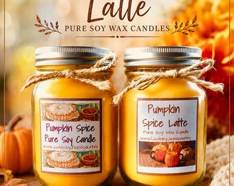 Puede incluir: Dos frascos de vidrio llenos de cera de soja naranja, cada uno con una tapa de metal plateado y un lazo de cuerda. Las etiquetas dicen Pumpkin Spice Pure Soy Candle y Pumpkin Spice Latte. El texto incluye Handcrafted with Faith.