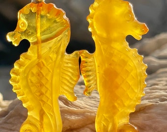 Pendientes de caballito de mar de ámbar báltico tallados a mano: plata de ley bañada en oro de 24 quilates