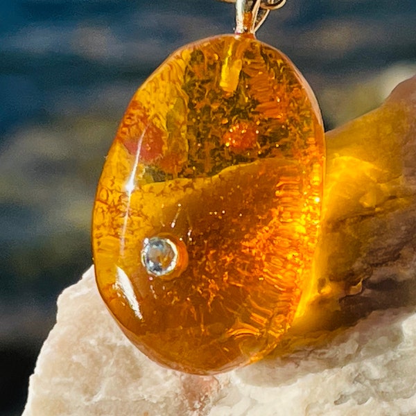 Amazing 14K Gold Amber pendant with Topaz, Unique Amber pendant, Honey amber pendant, 14K Gold & Natural baltic amber, Topaz Gold pendant