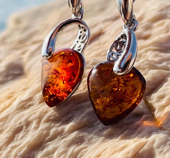 Orecchini a forma di cuore in ambra baltica color cognac