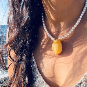 Ciondolo in ambra bianca con perle d'acqua dolce, Ciondolo in ambra naturale, Ciondolo in ambra bianca con perle, Ciondolo grande in ambra naturale, Sacco porta soldi