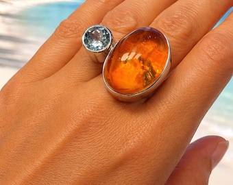 Anillo único hecho a mano de ámbar báltico con topacio, anillo grande de ámbar, anillo llamativo ajustable, joyería artesanal de plata de ley.