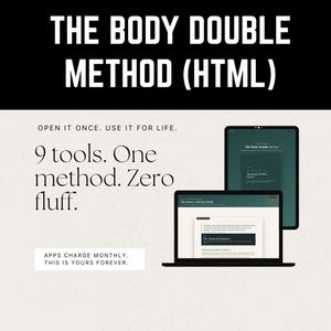 Puede incluir: Una pantalla de producto digital titulada THE BODY DOUBLE METHOD (HTML) con una computadora portátil y una tableta que muestran pantallas de interfaz verde oscuro. El texto dice: OPEN IT ONCE. USE IT FOR LIFE. 9 tools. One method. Zero fluff.