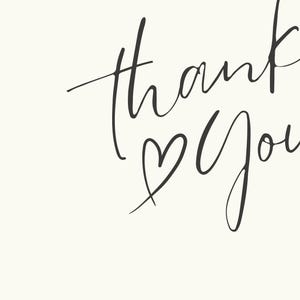 以下が含まれることがあります： クリーム色のカードに、エレガントな黒い筆記体で「thank you」と書かれています。「thank」の下にはハートの形が描かれています。デザインはシンプルでミニマリストです。