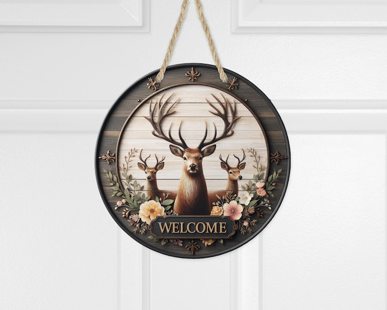 Op de afbeelding: Ronde houten welkomstbord met drie herten met grote geweien en bloemaccenten. Het bord heeft een donkere rand en een lichte houtnerf achtergrond. Het woord "WELCOME" wordt weergegeven op een rechthoekige plaat.