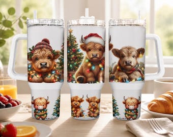 Könnte beinhalten: Drei weiße Becher mit Henkel und Strohhalm, jeweils mit Illustrationen von flauschigen Hochlandrindern mit Wintermützen und Schals, umgeben von bunten Lichterketten und geschmückten Tannenbäumen auf weißem Hintergrund.