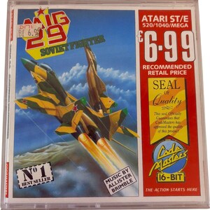 Könnte beinhalten: Eine Videospielkassette für den Atari ST/E-Computer. Das Spiel heißt "MIG 29 Soviet Fighter" und zeigt ein gelbes und grünes Kampfflugzeug, das durch die Wolken fliegt. Die Kassette befindet sich in einem durchsichtigen Plastikgehäuse mit einem roten und weißen "Seal of Quality"-Aufkleber von CodeMasters. Das Spiel kostet 6,99 £.