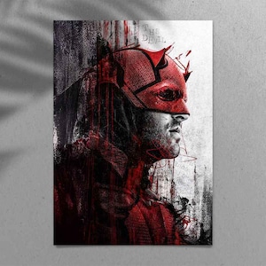 Op de afbeelding: Een zwart-witte illustratie van Daredevil, een superheld met een rood masker en pak, met de tekst "The Devil" erboven.