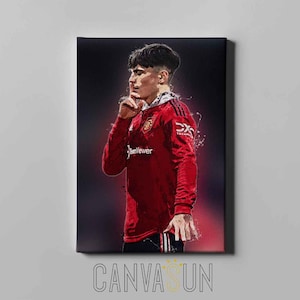 Könnte beinhalten: Ein digitaler Kunstdruck eines Fußballspielers, der ein rotes Trikot mit dem Teamlogo und Sponsorenlogos trägt. Der Spieler schaut nach unten und hat seinen Finger auf den Lippen, als wollte er 'psst' sagen. Der Hintergrund ist ein dunkles, abstraktes Design.